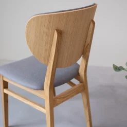 Chaise de salle à manger en bois massif de chêne Nova, revêtement en tissu Gris Nordique/Beige – Lot de 2 ou 4 chaises - NordicStory