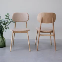 Chaise de salle à manger en bois massif de chêne Varde, revêtement en tissu Gris Nordique/Beige – Lot de 2 ou 4 chaises - NordicStory