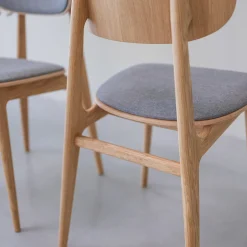 Chaise de salle à manger en bois massif de chêne Varde, revêtement en tissu Gris Nordique/Beige – Lot de 2 ou 4 chaises - NordicStory
