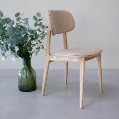 Chaise de salle à manger en bois massif de chêne Varde, revêtement en tissu Gris Nordique/Beige – Lot de 2 ou 4 chaises - NordicStory