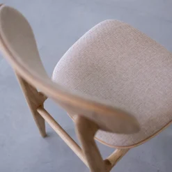 Chaise de salle à manger en bois massif de chêne Varde, revêtement en tissu Gris Nordique/Beige – Lot de 2 ou 4 chaises - NordicStory