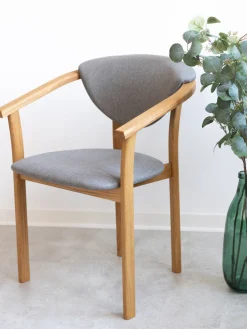 Chaise de salle à manger en bois massif de chêne Alexis, revêtement en tissu Gris Nordique – Lot de 2 ou 4 chaises - NordicStory