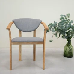 Chaise de salle à manger en bois massif de chêne Alexis, revêtement en tissu Gris Nordique – Lot de 2 ou 4 chaises - NordicStory