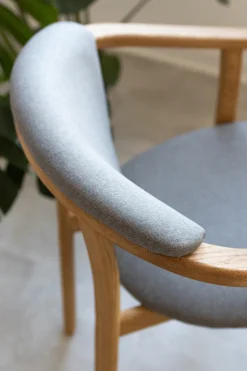 Chaise de salle à manger en bois massif de chêne Alexis, revêtement en tissu Gris Nordique – Lot de 2 ou 4 chaises - NordicStory