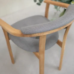 Chaise de salle à manger en bois massif de chêne Alexis, revêtement en tissu Gris Nordique – Lot de 2 ou 4 chaises - NordicStory