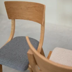 Chaise en bois massif de chêne Lucas, revêtement Gris/Beige - Lot de 2 ou 4 chaises - VESKOR