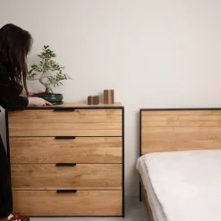 Commode en bois massif de chêne Runa – NordicStory