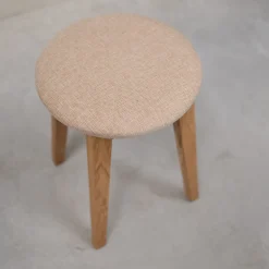 Lot de 2 ou 4 tabourets en bois massif de chêne Diana, avec siège rembourré. - NordicStory