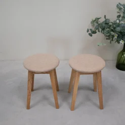 Lot de 2 ou 4 tabourets en bois massif de chêne Diana, avec siège rembourré. - NordicStory