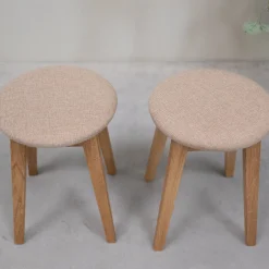 Lot de 2 ou 4 tabourets en bois massif de chêne Diana, avec siège rembourré. - NordicStory