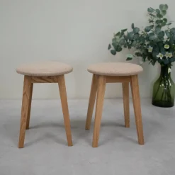 Lot de 2 ou 4 tabourets en bois massif de chêne Diana, avec siège rembourré. - NordicStory
