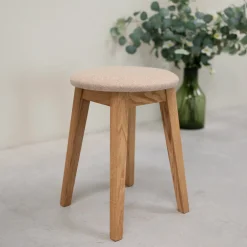 Lot de 2 ou 4 tabourets en bois massif de chêne Diana, avec siège rembourré. - NordicStory