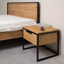 Table de chevet en bois massif de chêne Runa – NordicStory