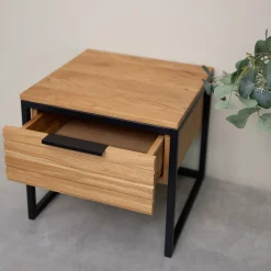 Table de chevet en bois massif de chêne Runa – NordicStory