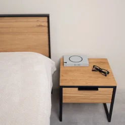 Table de chevet en bois massif de chêne Runa – NordicStory